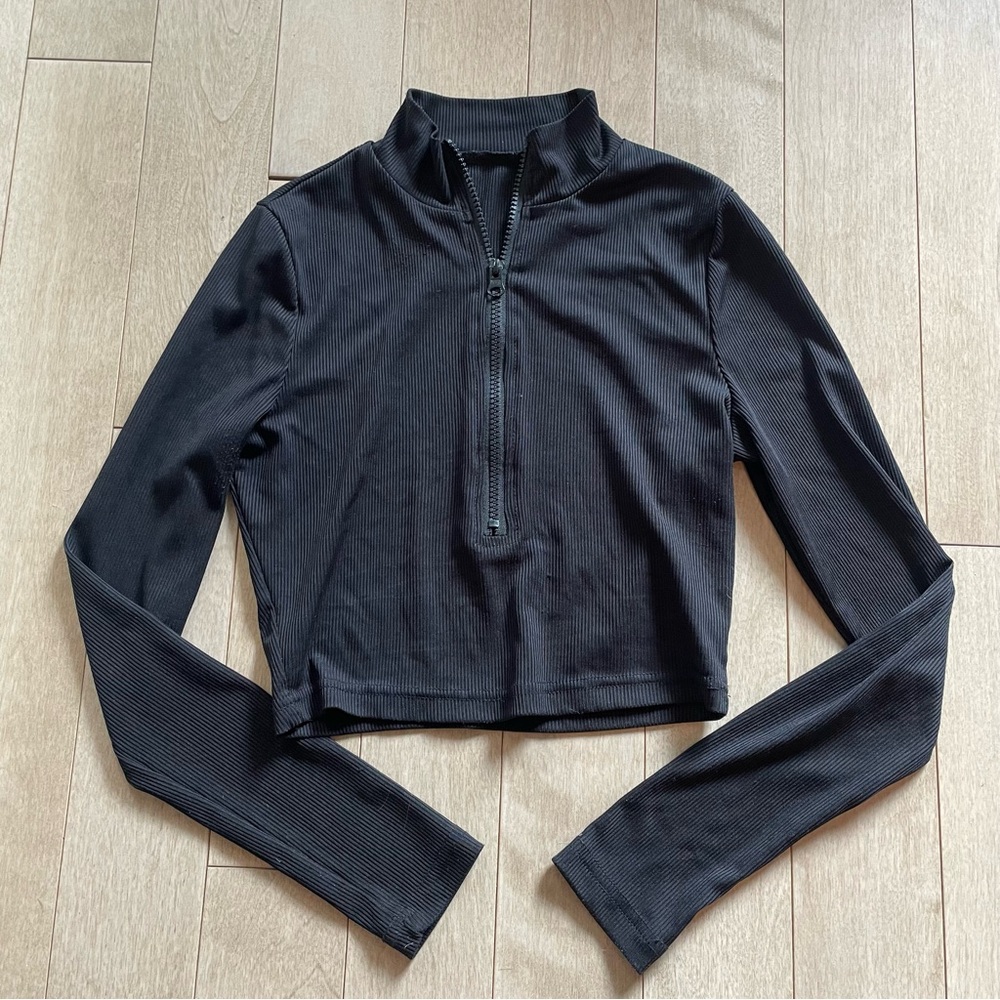 Black long sleeve crop top
